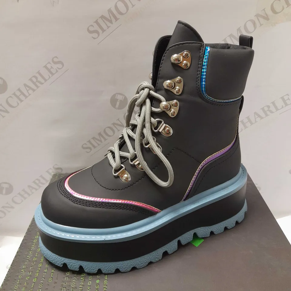 KOI SPECTRE FLASH BLACK/TURQUOISE MATRIX BOOTS - SIZE 3