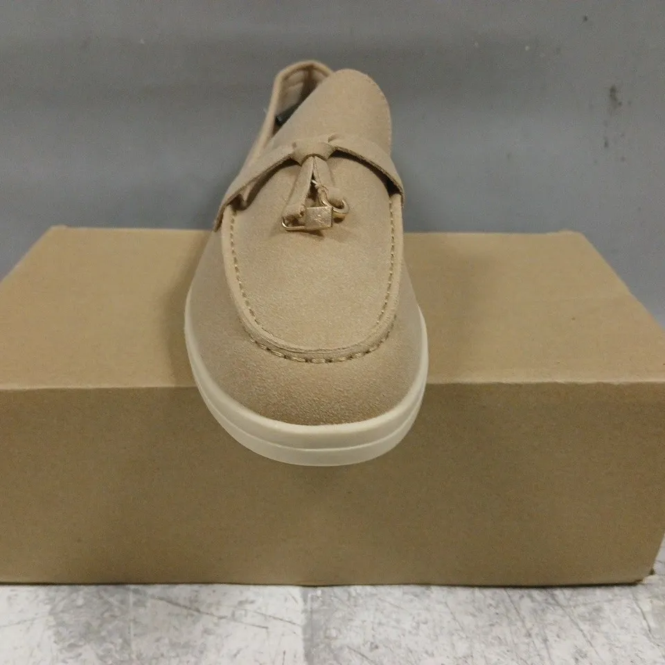 BOXED PAIR OF UNBRANDED LOAFERS IN SANDSTONE SIZE EU 37