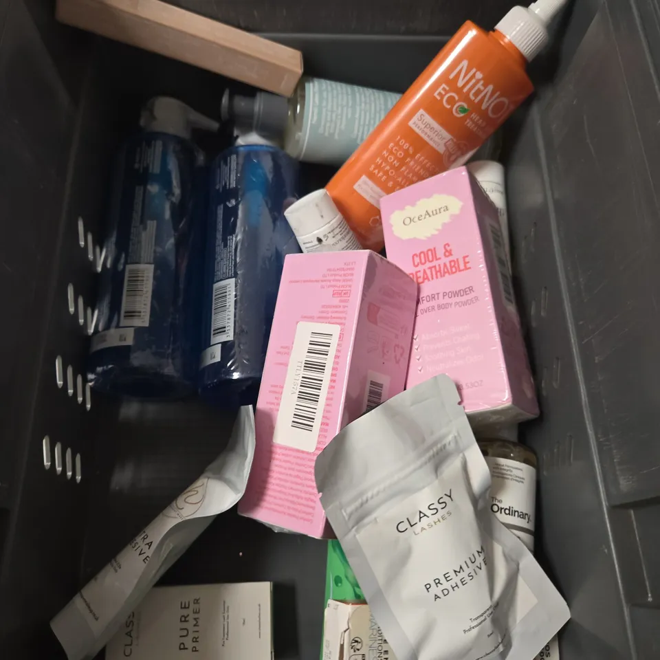 APPROXIMATELY 15 ASSORTED HEALTH & BEAUTY PRODUCTS TO INCLUDE DOVE SHOWER GEL, BODY POWDER, DEODORANT BALM ETC