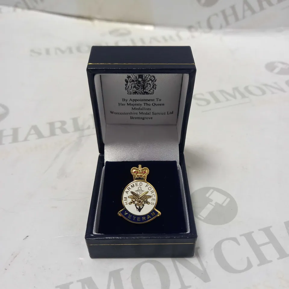 ORIGINAL HM ARMED FORCES VETERANS LAPEL BADGE & BOX BRITISH ARMY MEDAL