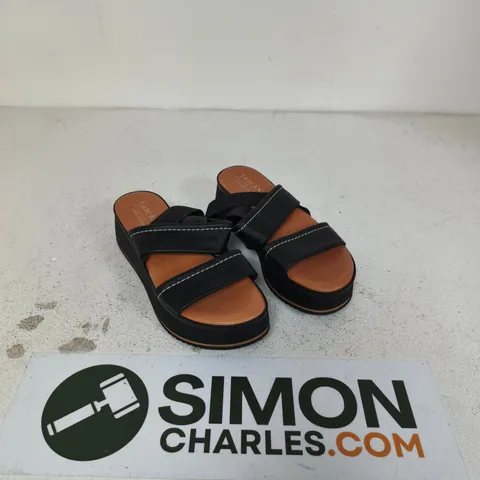 LASCANA PLATFORM SANDALS β BLACK WITH TAN FOOTBED, WOMEN'S SIZE 6