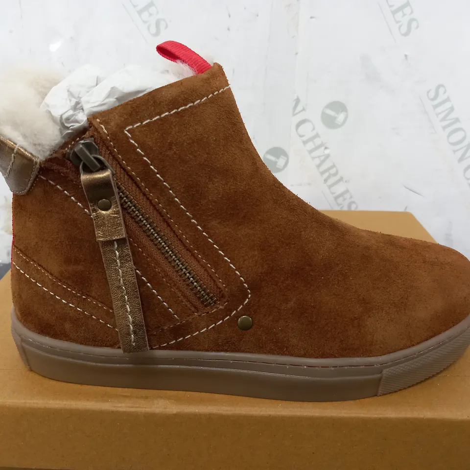BOXED WHITE STUFF SHEARLING ZIP CUPSOLE BOOTS IN MID TAN - SIZE 3
