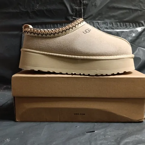 BOXED PAIR OF UGG WTAZZ SHOES IN SAND SIZE UK 6