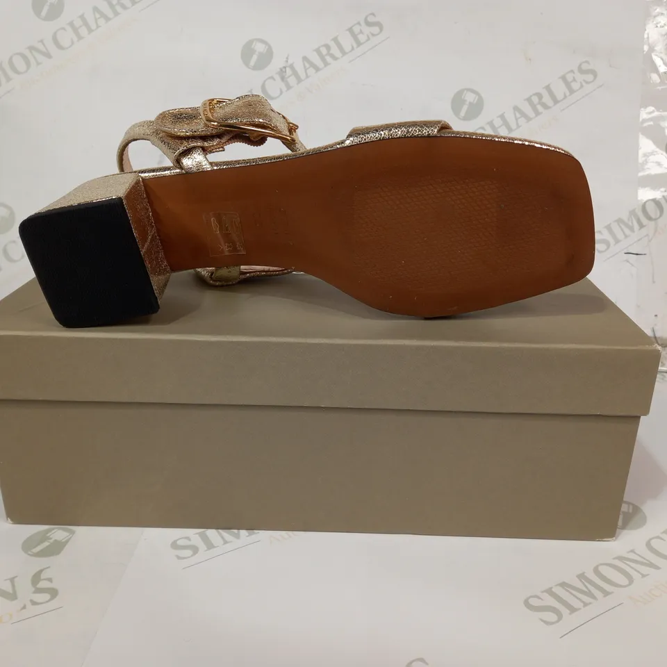 BOXED PAIR OF JIGSAW OPEN TOE BLOCK HEEL SANDALS IN METALLIC GOLD EU SIZE 39