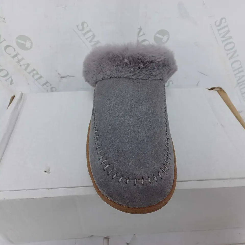 CLARKS HOME SLIPPERS IN GREY SUEDE - SIZE 5