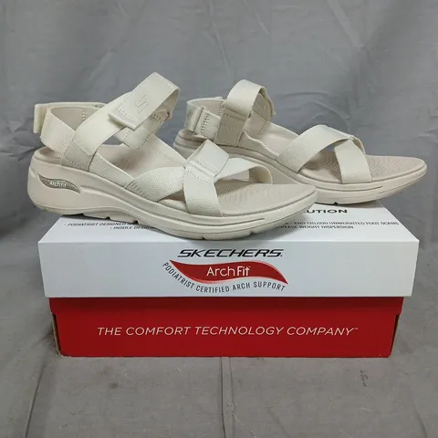 BOXED PAIR OF SKECHERS ARCHFIT SANDALS IN LIGHT BEIGE SIZE UK 6