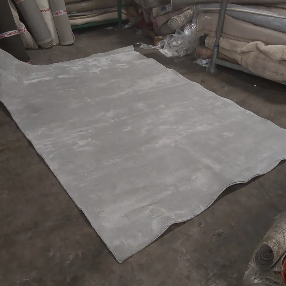 QUALITY DESIGNER FLUFFY RUG - APPROXIMATELY 285 x 200cm