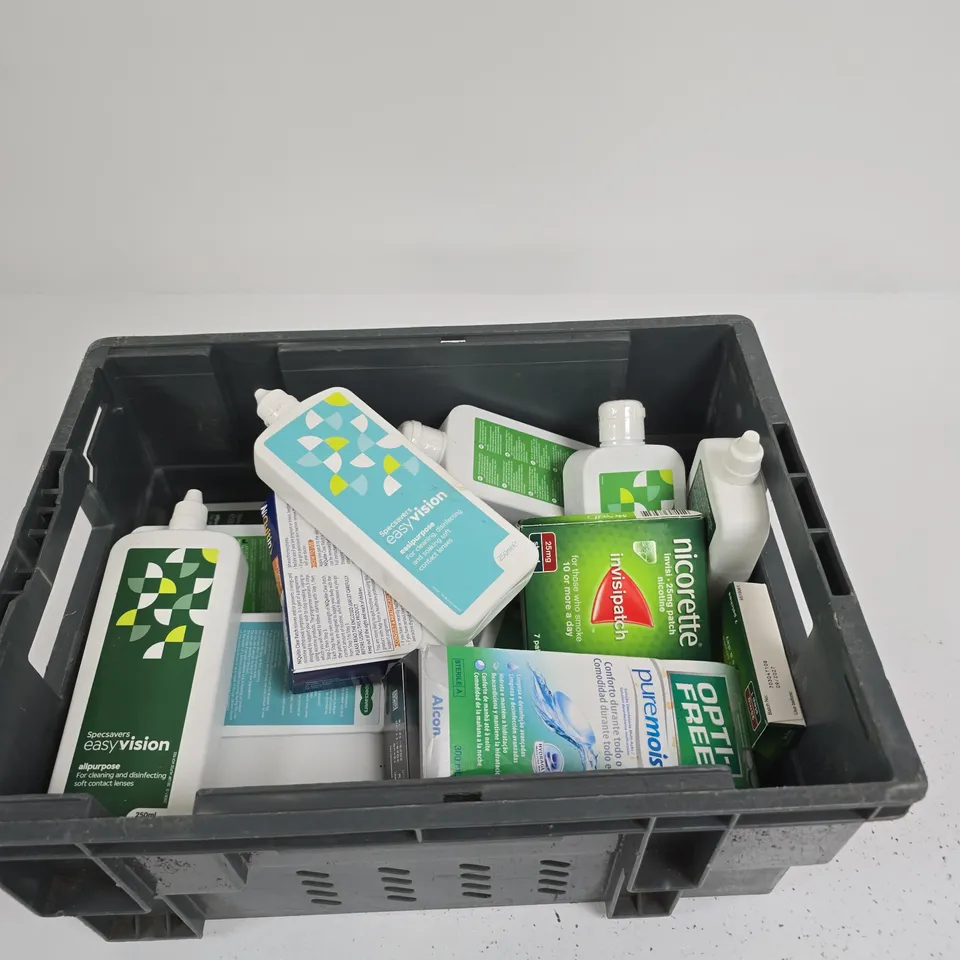 TOTE OF APPROXIMATELY 10 ASSORTED ITEMS INCLUDING OPTI-FREE PUREMOIST, SPECSAVERS EASY VISION UNIPURPOSE 240ML AND NIQUITIN CLEAR 21MG PATCH NICOTINE