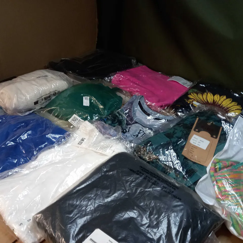 LOT OF APPROX 25 ASSORTED CLOTHING ITEMS VARYING IN SIZE/COLOUR/STYLE TO INCLUDE: TROUSERS, TOPS, DRESSES