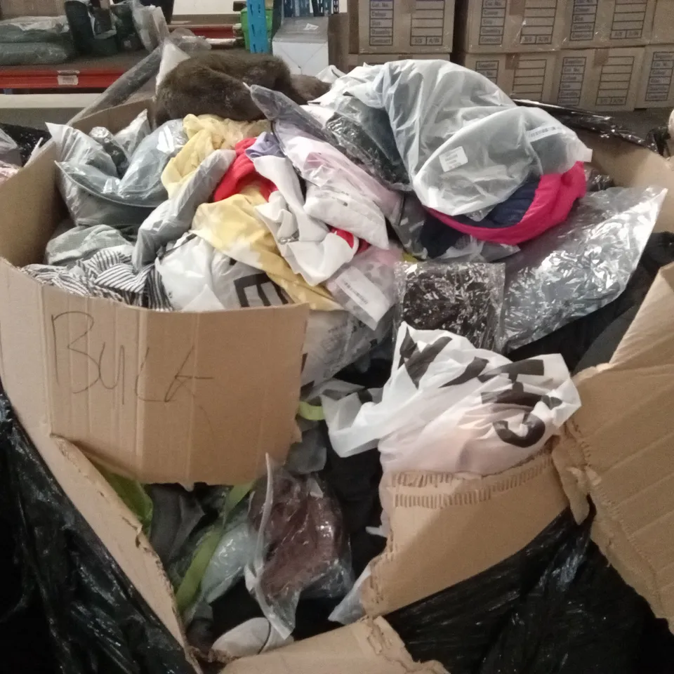 PALLET TO CONTAIN A VERY LARGE QUANTITY OF CLOTHING GOODS. BRANDS, SIZES AND CONDITIONS VARY