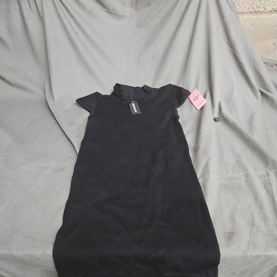 PRETTYLITTLETHING BLACK STRUCTURED CONTOUR CAP SLEEVE BODYCON DRESS – SIZE M