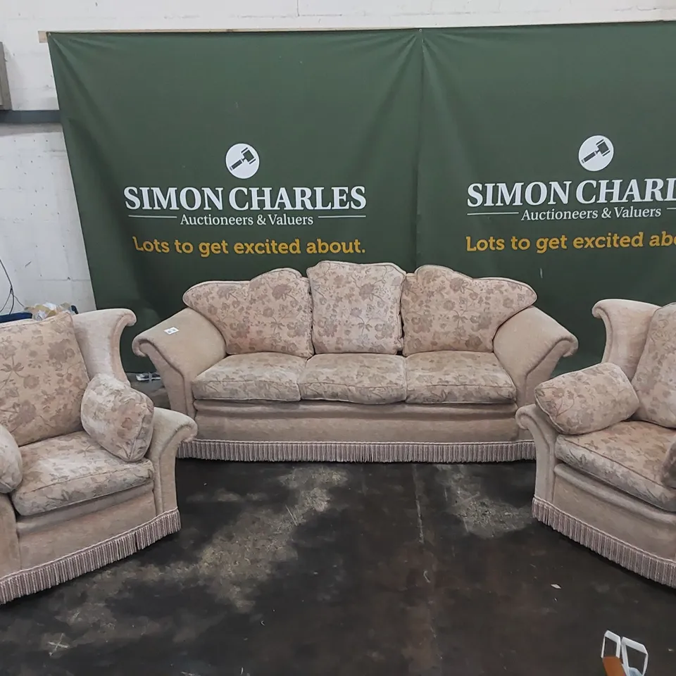 TRADITIONAL 3-PIECE LINING ROOM SOFA SET, INCLUDING UPHOLSTERED FABRIC 3-SEATER SOFA WITH MATCHING ARMCHAIRS 