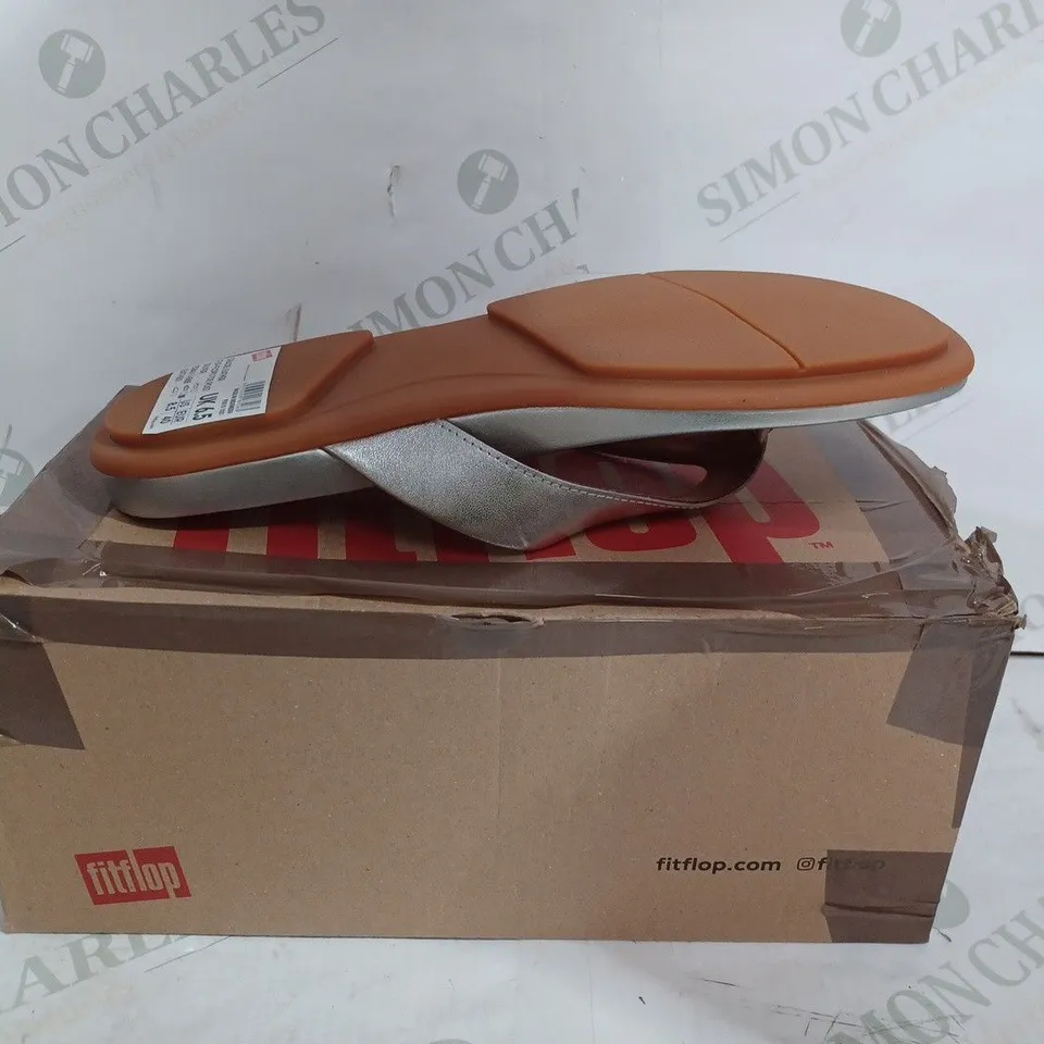 FITFLOP GRACIE LEATHER FLIP FLOP TOE POST IN SILVER - UK 6.5