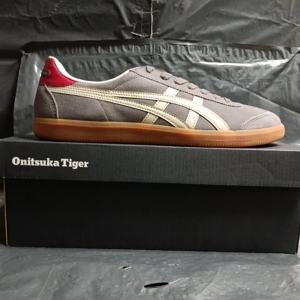 BOXED PAIR OF ONITSUKA TIGER SHIES IN GREY SIZE UK 9