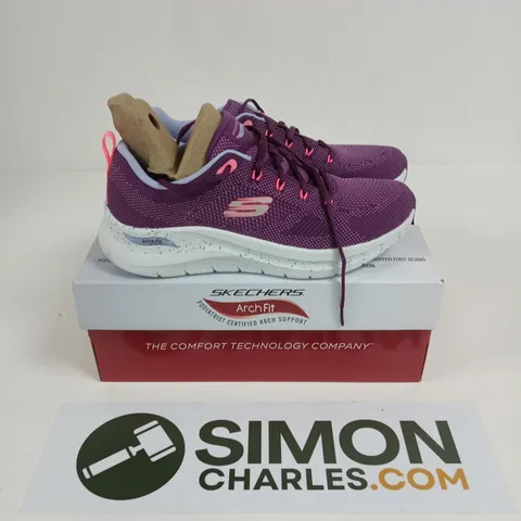 BOXED PAIR OF SKECHERS ARCHFIT TRAINERS IN PURPLE - UK 7