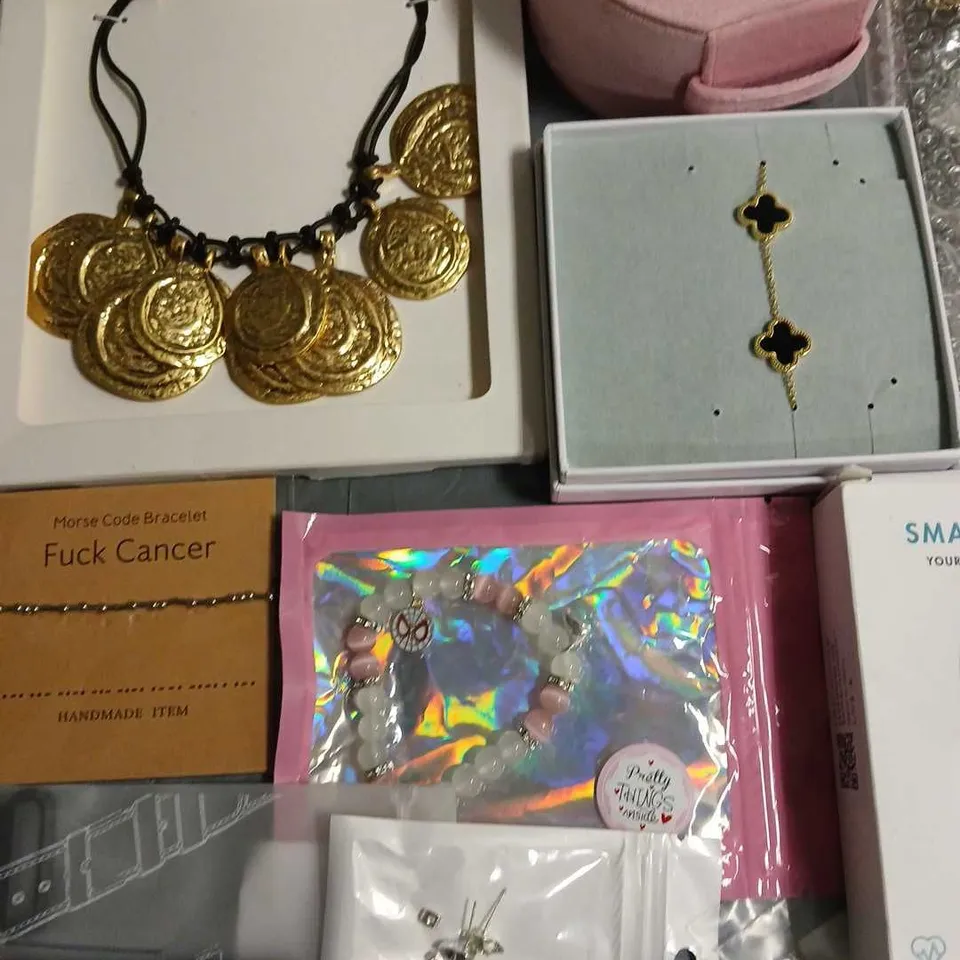 LOT OF ASSORTED JEWELLERY AND WATCH ITEMS TO INCLUDE EARRINGS, RINGS AND BRACELETS 