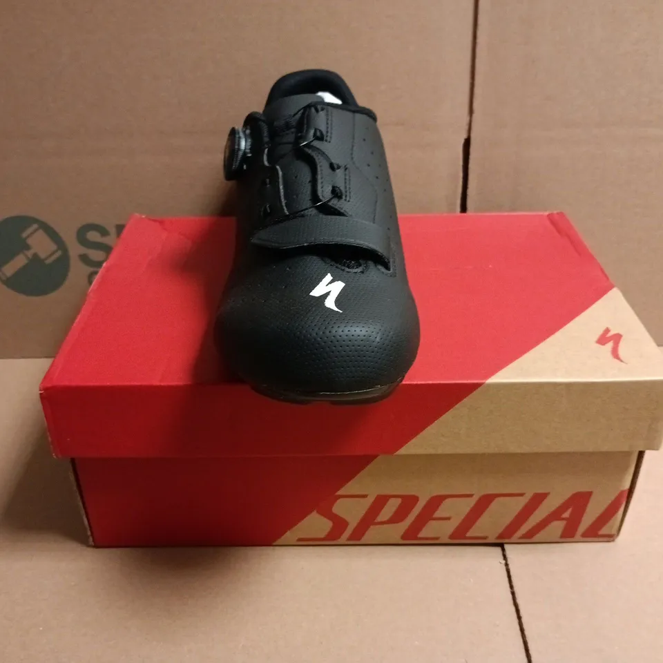 BOXED PAIR OF SPECIALIZED BODY GEOMETRY ROAD SHOES IN BLACK SIZE UK 8