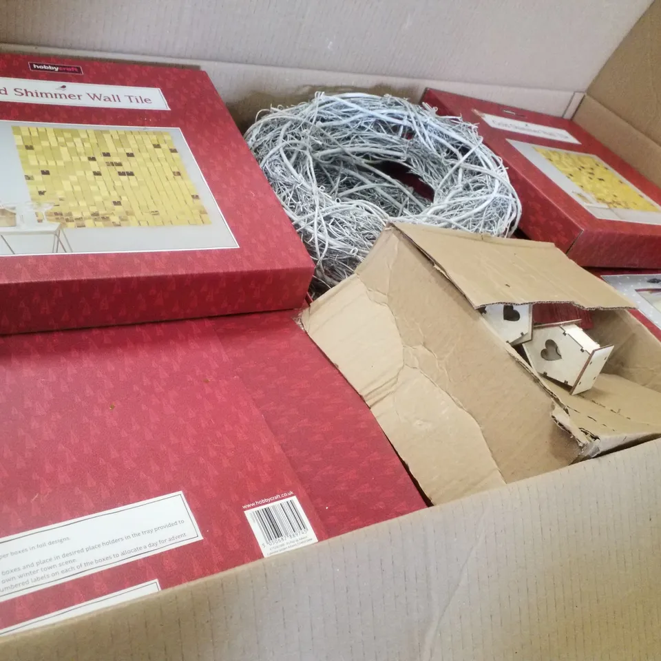 PALLET CONTAINING ASSORTED CHRISTMAS PRODUCTS & DECORATIONS INCLUDING GOLD SHIMMER WALL TILE, RATTAN WREATH, GLAZED CERAMIC HOUSE & POP UP ADVENT CALENDAR