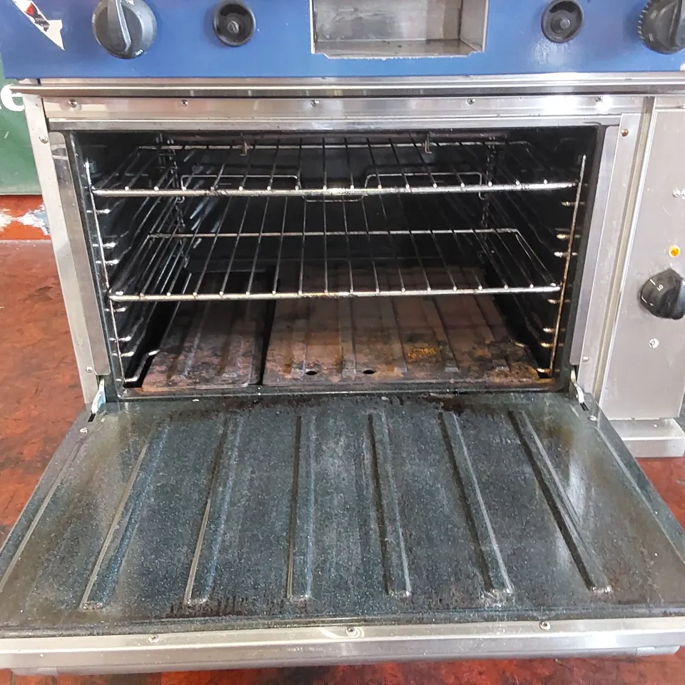 BLUE SEAL COMMERCIAL GAS OVEN WITH FLAT TOP GRIDDLE 