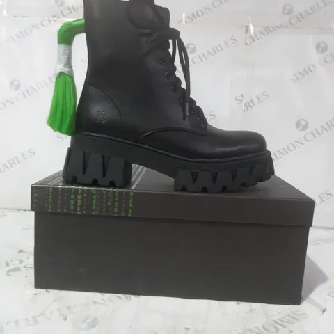 BRAND NEW BOXED PAIR OF KOI VEGAN LEATHER VITA THE INK OF FEAR HAIR BOOTS IN BLACK/GREEN UK SIZE 3