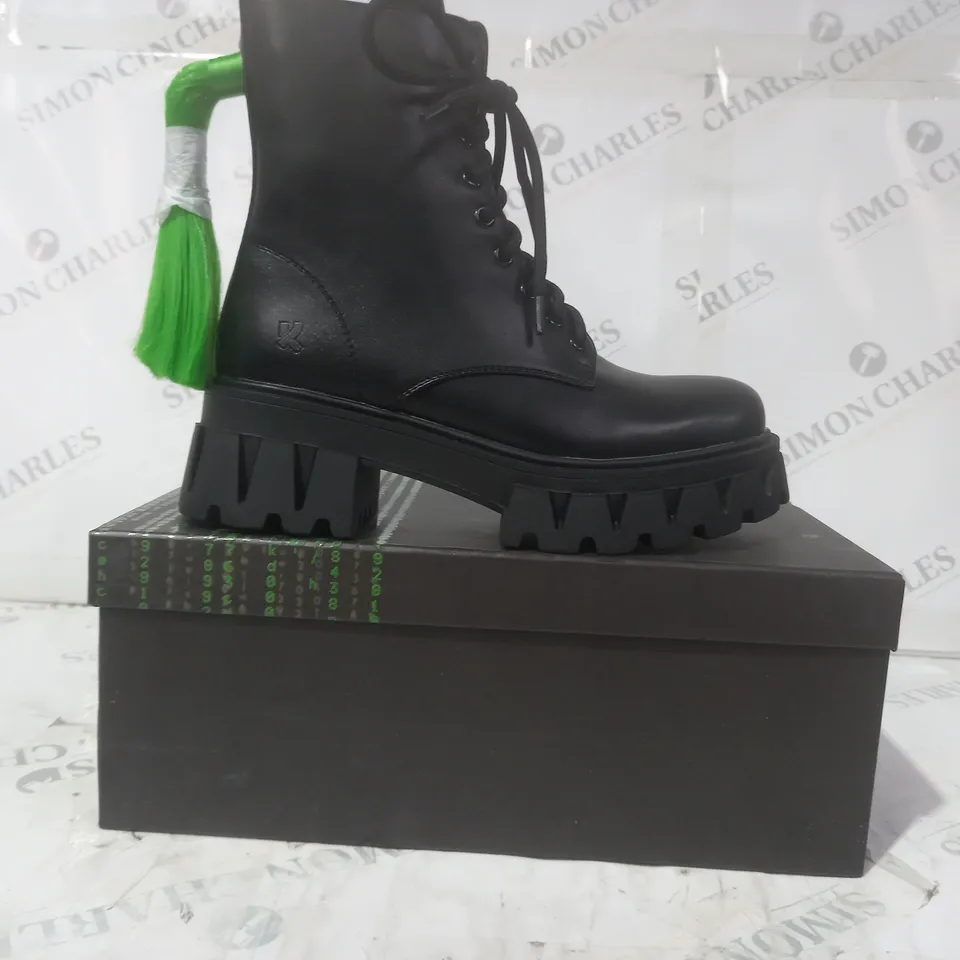 BRAND NEW BOXED PAIR OF KOI VEGAN LEATHER VITA THE INK OF FEAR HAIR BOOTS IN BLACK/GREEN UK SIZE 3
