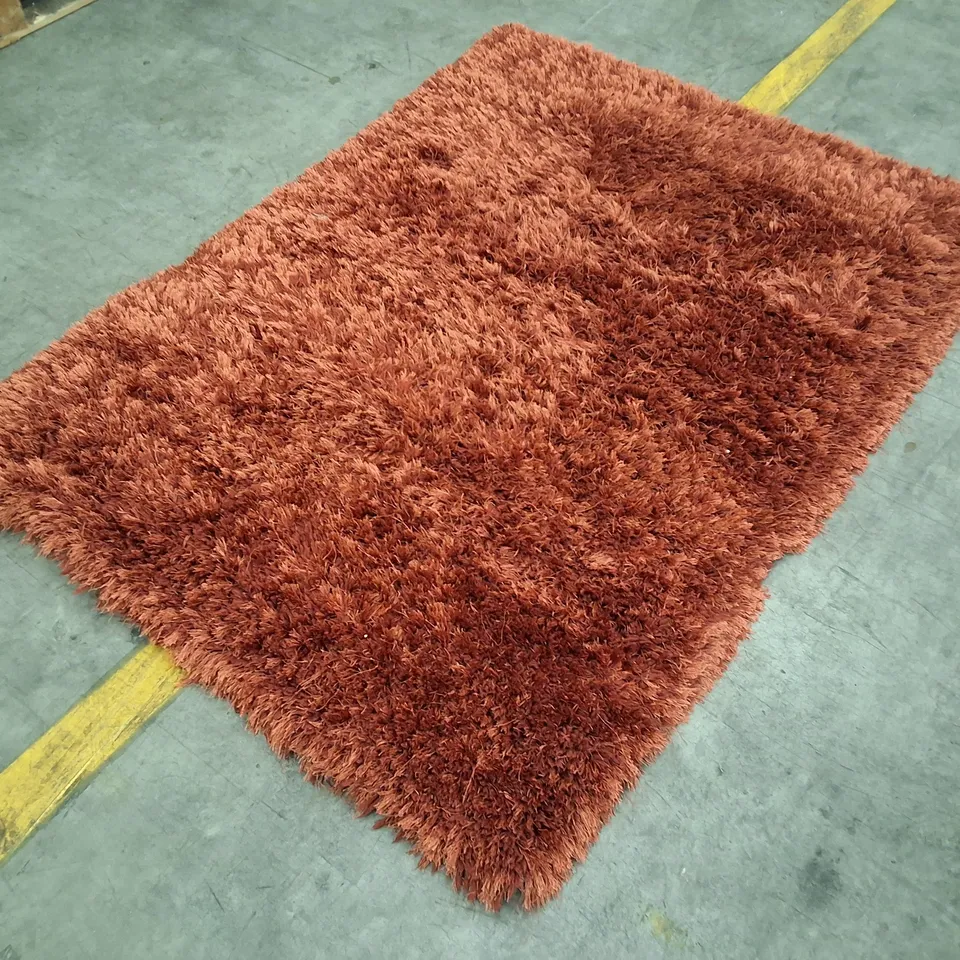 RED-BROWN SHAGGY AREA RUG APPROXIMATELY 130×170CM
