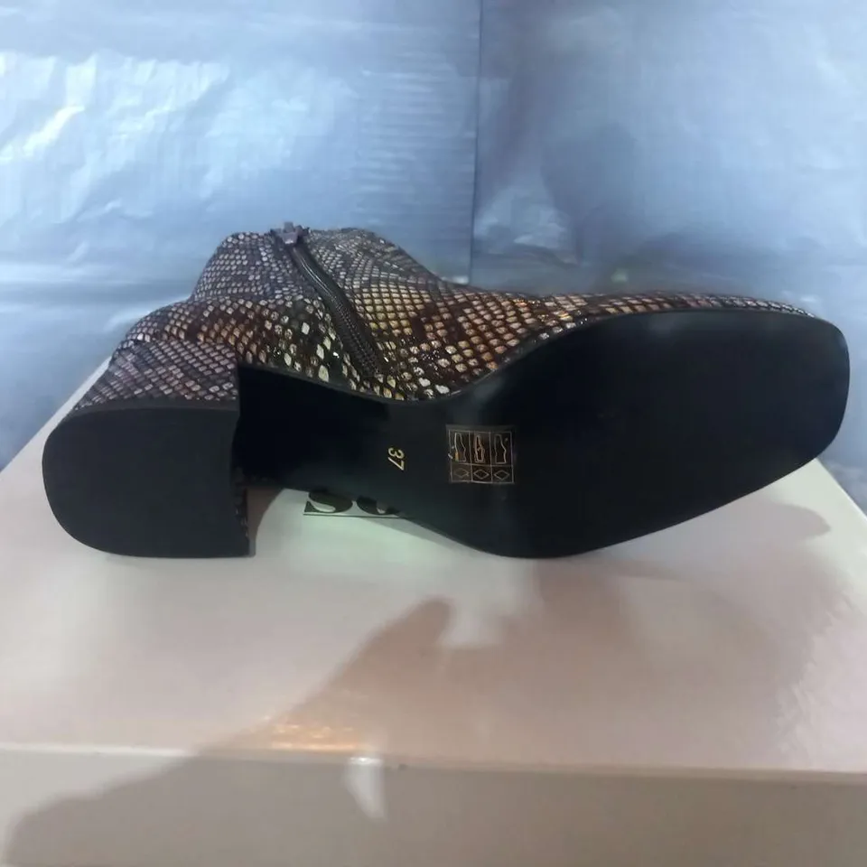 BOXED SOLEA MAC BEIGE COMB SYTHETIC ANKLE BOOTS SIZE 4