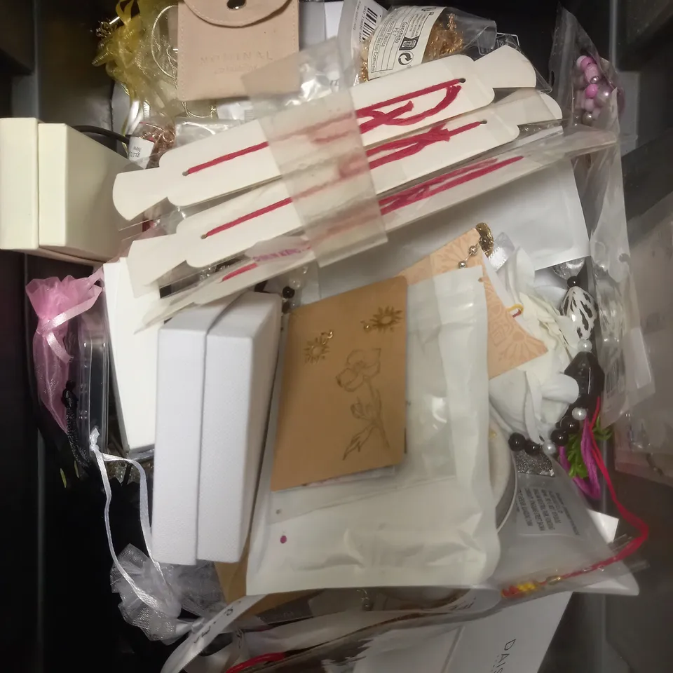 APPROXIMATELY 25 ASSORTED JEWELLERY PRODUCTS TO INCLUDE WATCHES, BRACELETS, RINGS ETC  