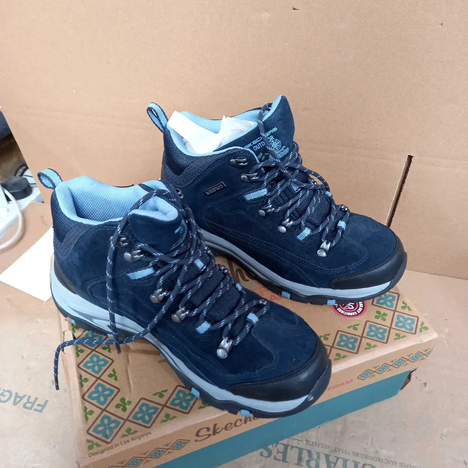 SKETCHERS MEMORY FOAM WATERPROOF BOOT NAVY SIZE 6