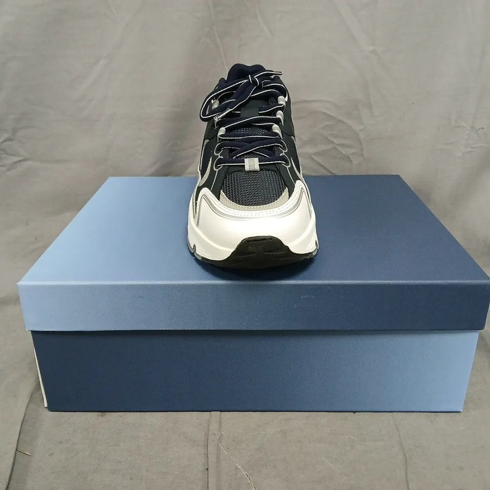 BOXED PAIR OF CLEENS PULSE RUNNER TRAINERS IN MIDNIGHT/WHITE SIZE UK 7.5