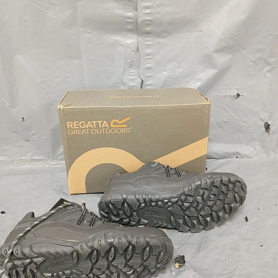 BOXED PAIR OF REGATTA WOMENS LADY EDGEPOINT 3 ASH/GRANITE UK 5
