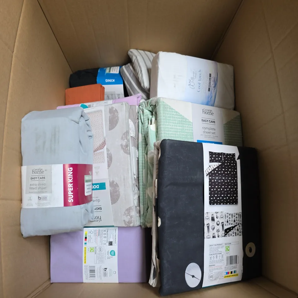 APPROXIMATELY 15 ASSORTED BEDDING ITEMS TO INCLUDE PILLOWCASES, SHEETS AND DUVET SETS