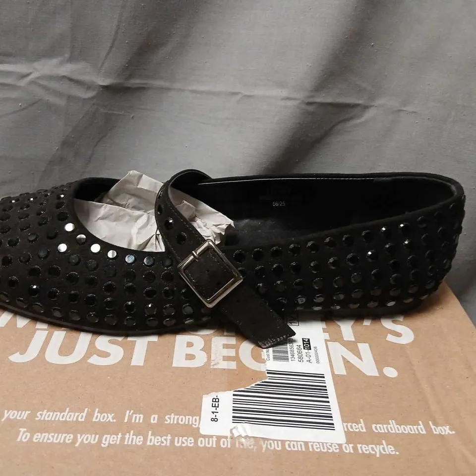 BLACK STUDDED BELT WITH BUCKLE – UK 9 (EU 42)