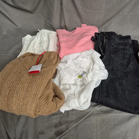 APPROXIMATELY 20 ASSORTED CLOTHING ITEMS IN VARIOUS SIZES AND STYLES TO INCLUDE - JEANS, SWEATER, HOODIE, ETC