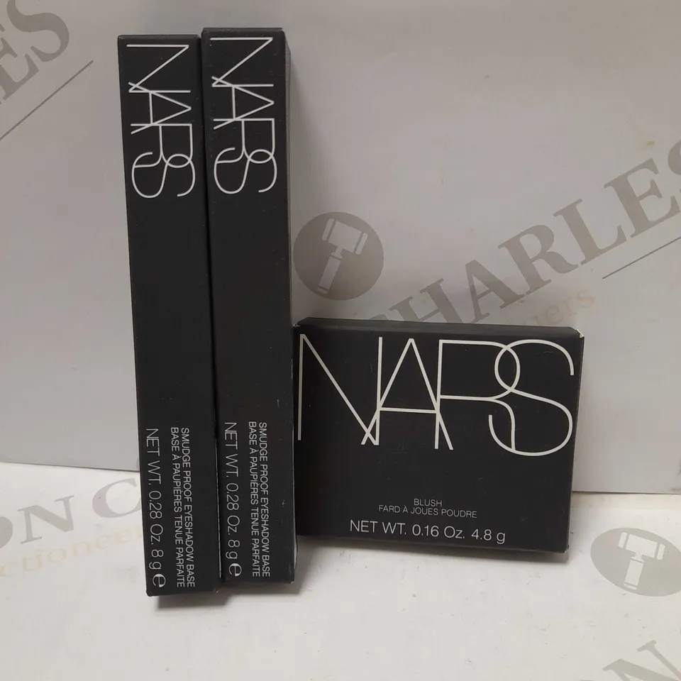 LOT OF 3 ASSORTED NARS PRODUCTS TO INCLUDE BLUSH POWDER - ORGASM & 2 X PRO-PRIME SMUDGE PROOF EYESHADOW BASE 
