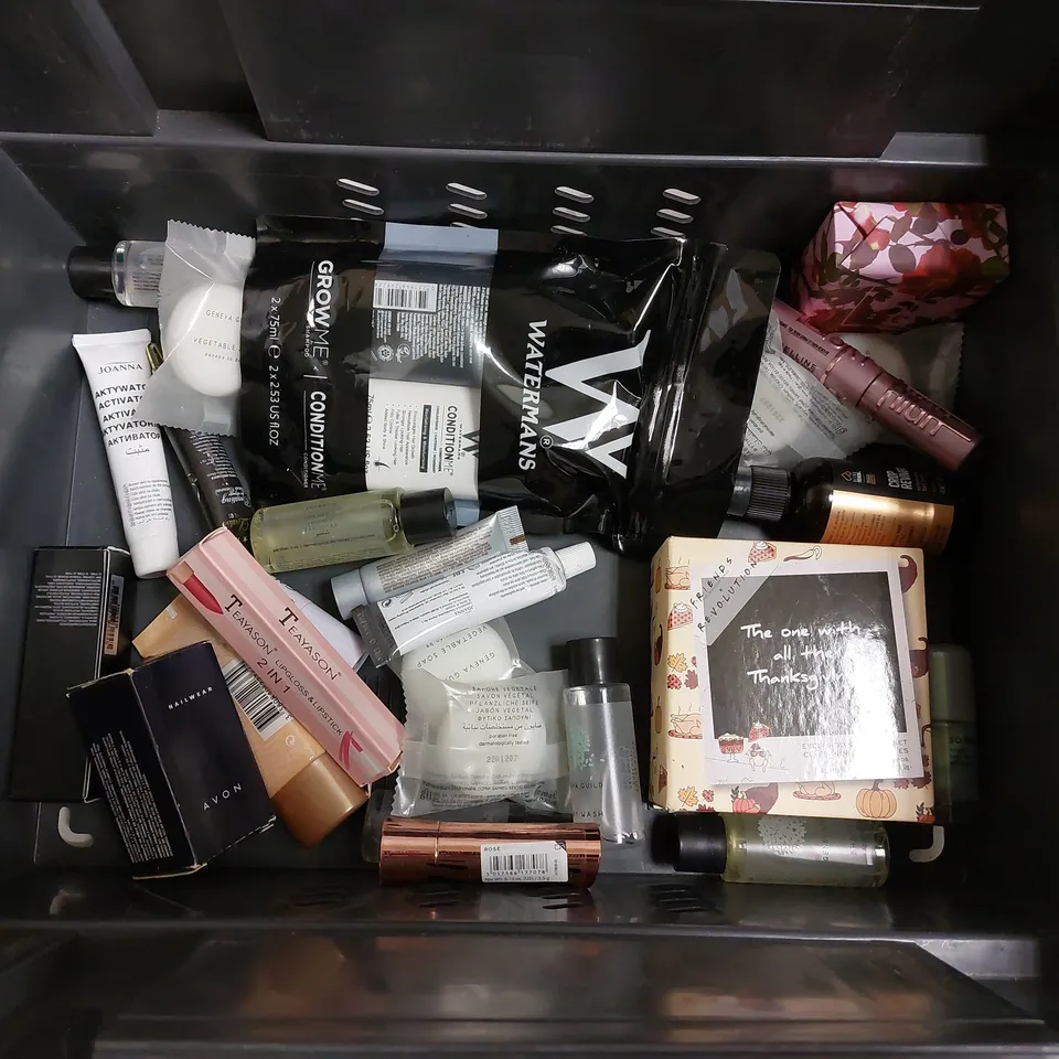 BOX OF APPROX 10 COSMETIC ITEMS TO INCLUDE HAIRBURST SHAMPOO, ANTIBACTERIAL MAKE UP SPRAY, THE ORDINARY RETINOIDS