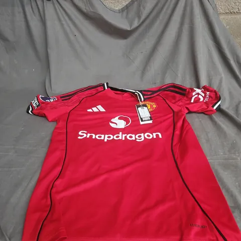 MANCHESTER UNITED CUNHA 10 OFFICIAL ADIDAS SMALL FOOTBALL TOP WITH TAGS  