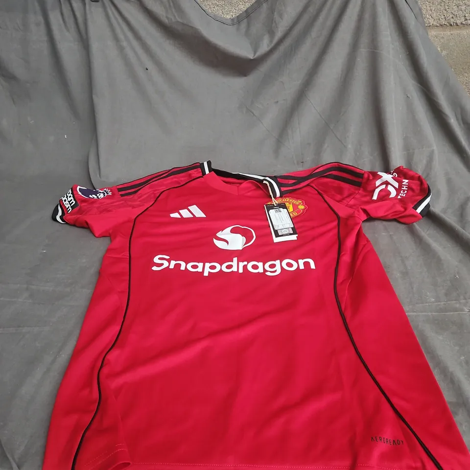 MANCHESTER UNITED CUNHA 10 OFFICIAL ADIDAS SMALL FOOTBALL TOP WITH TAGS  