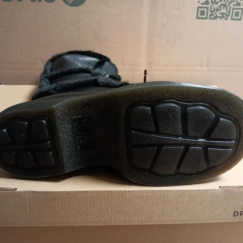 BOXED PAIR OF DR. MARTENS BUXX LACE BOOTS - UK SIZE 6.5
