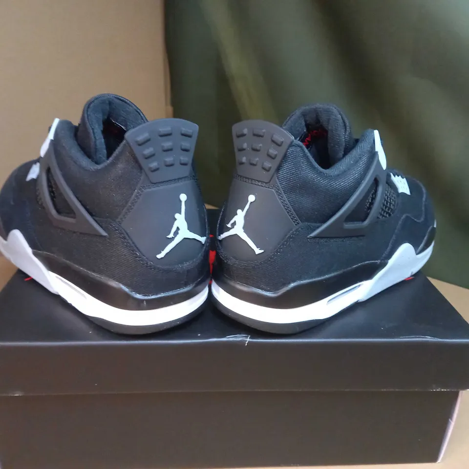BOXED PAIR OF AIR JORDA 4 RETRO BLACK/GREY TRAINERS SIZE 9.5