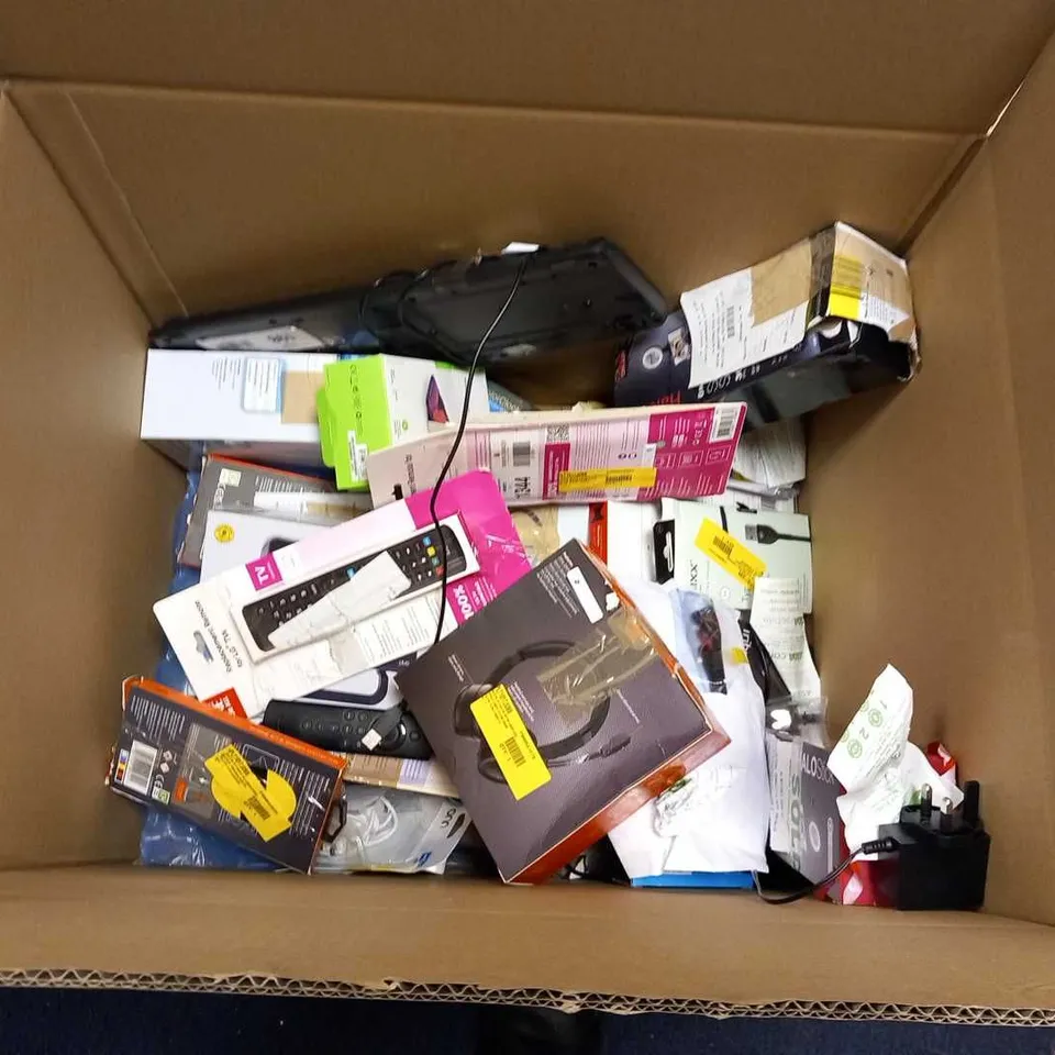 LARGE QUANTITY OF ASSORTED ELECTRICALS TO INCLUDE; BLACK WEB GAMING HEADSET, POLAROID BOOMBOX, ONN WIRED HEAD PHONES, BELKIN MAGNETIC WIRELESS CHARGER STAND AND POLAROID ALARM CLOCK