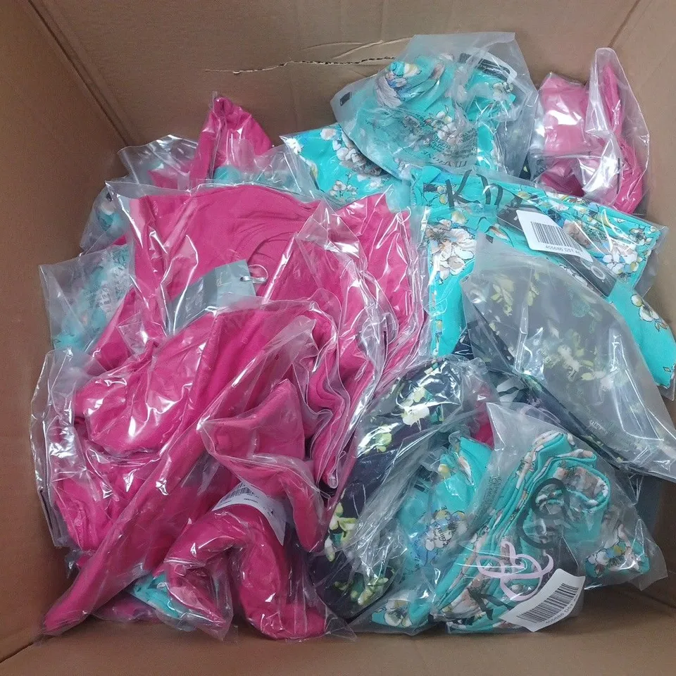 APPROXIMATELY 25 ASSORTED CLOTHING ITEMS TO INCLUDE TOPS, DRESSES , JACKETS  ETC