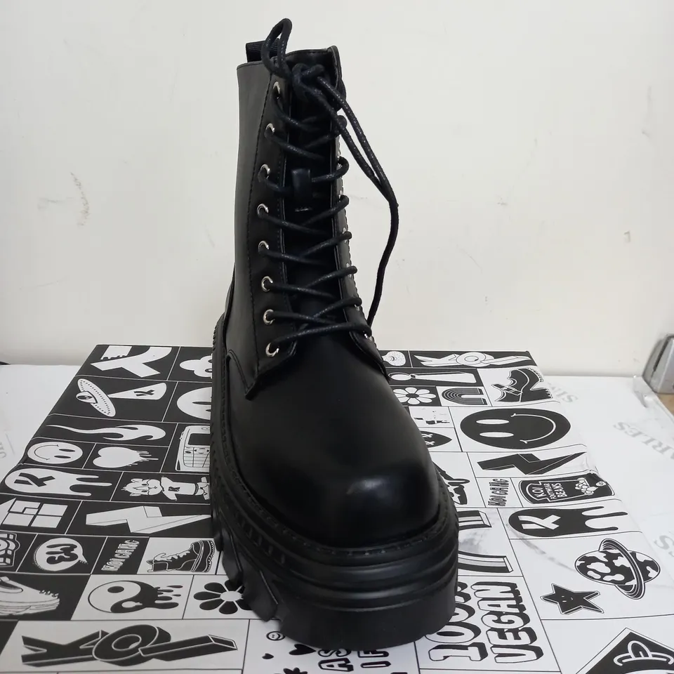 BRAND NEW BOXED PAIR OF KOI VEGAN LEATHER TALWAR CHUNKY STOMPER BOOTS IN BLACK UK SIZE 4