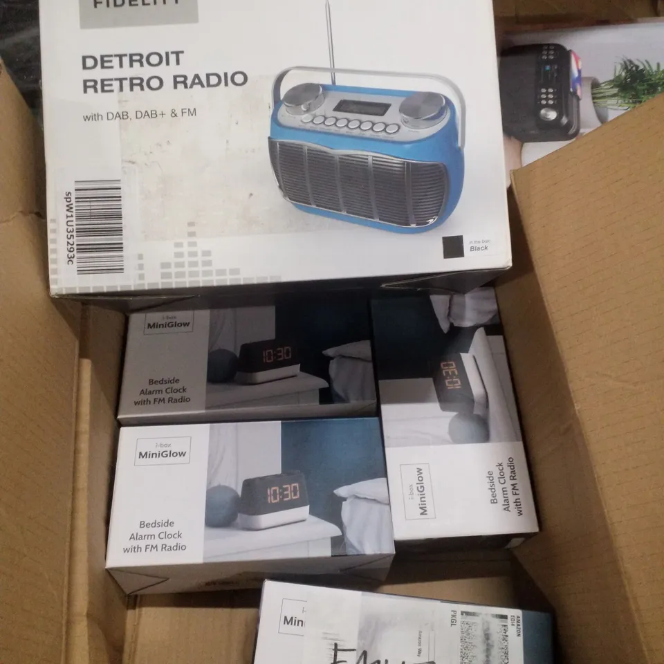 PALLET CONTAINING ASSORTED ELECTRICAL PRODUCTS INCLUDING DETROIT RETRO RADIOS, PORTABLE WHITE NOISE MACHINES, PORTABLE BATTERY BASE FOR AMAZON ECHO DOT & PORTABLE SPEAKER DOCKS