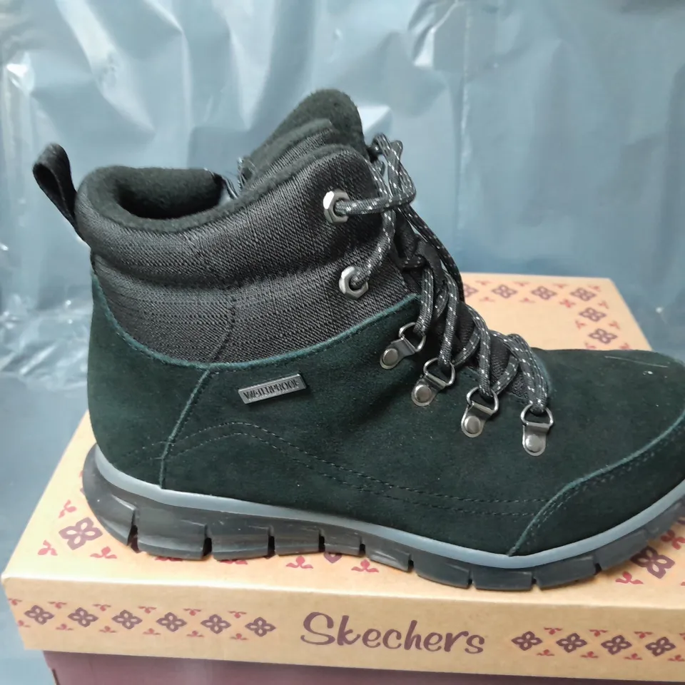 BOXED SKECHERS SYNERGY BOOTS IN BLACK - SIZE 6