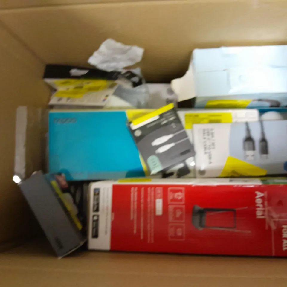 LOT OF APPROXIMATELY 10 ASSORTED ELECTRICAL ITEMS TO INCLUDE AERIALS, HEADPHONES AND PORTABLE CHARGERS 