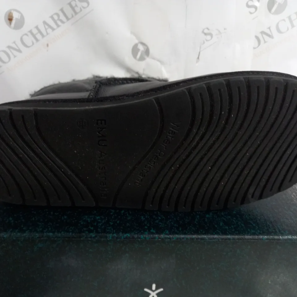 EMU AUSTRALIA BARWIN ZIP IN BLACK/NOIR SIZE 7