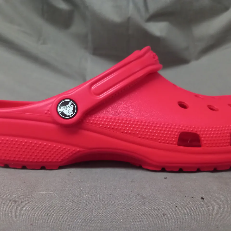 PAIR OF CROCS CLASSIC CROCS IN RED UK SIZE M11/W12