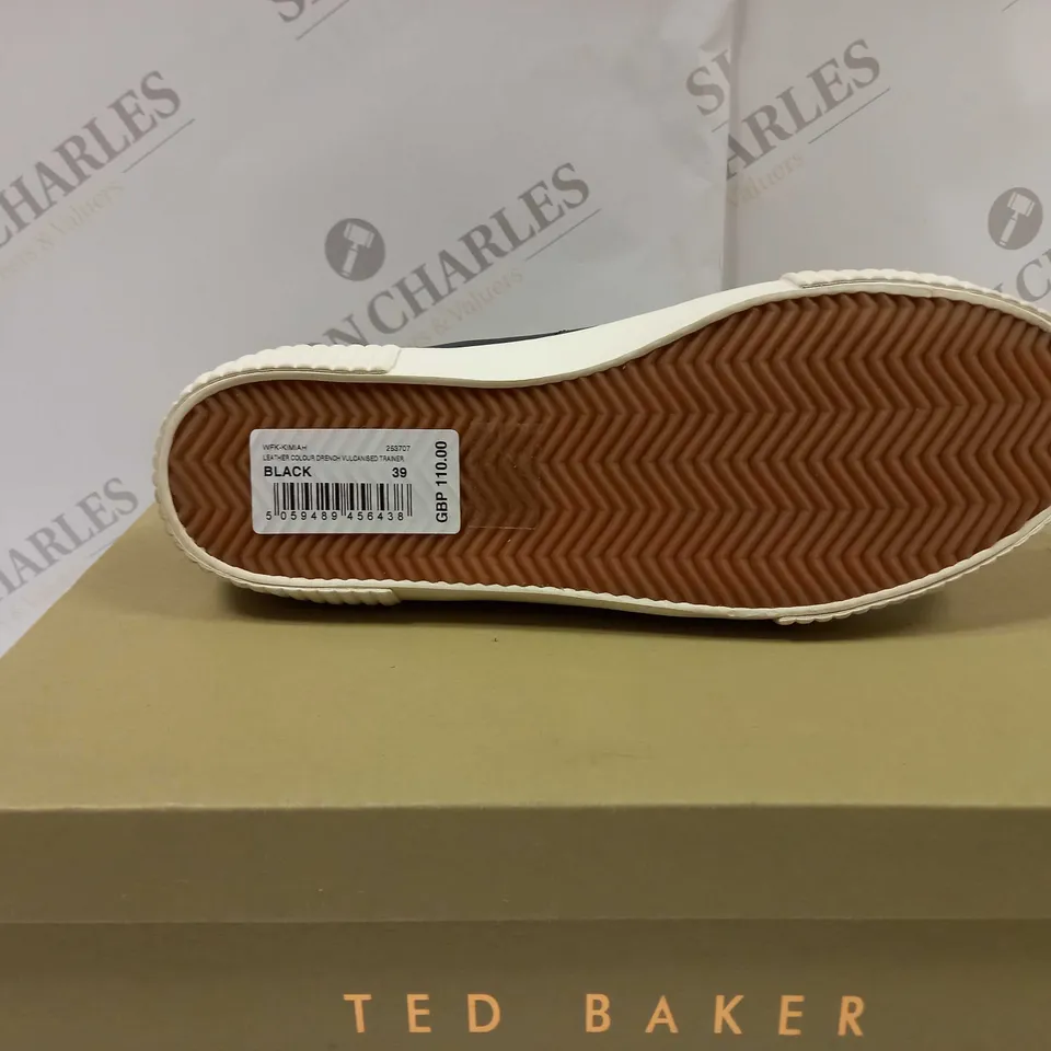 BOXED PAIR OF TED BAKER LEATHER COLOUR DRENCH VULCANISED TRAINERS IN BLACK/WHITE UK SIZE 6