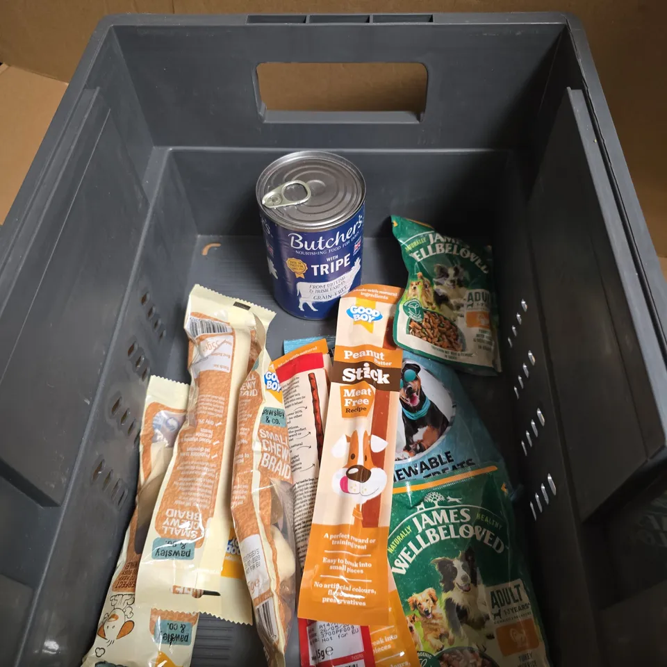 APPROXIMATELY 9 ASSORTED PET ITEMS INCLUDING BUTCHERS DOG FOOD AND GOOD BOY PEANUT STICK 